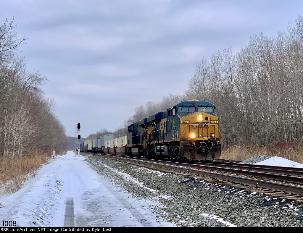 CSX 833 on I008